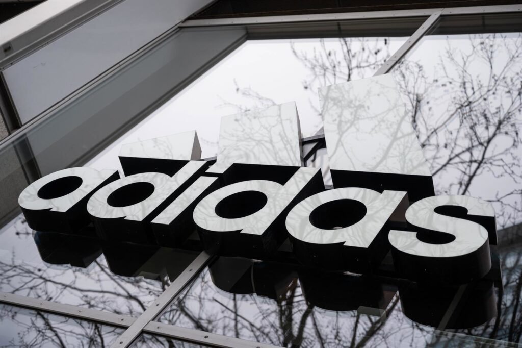 Adidas gana un 22,6% más y eleva su previsión para 2026