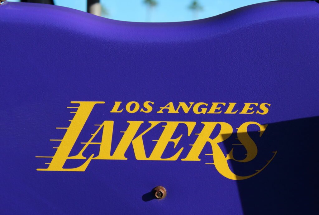 Los Buss piden desbloquear la venta de acciones de los Lakers