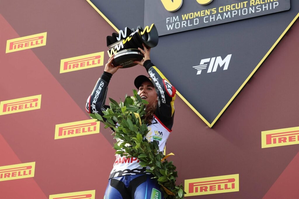 María Herrera hace historia en Jerez y revalida el Mundial femenino de motociclismo