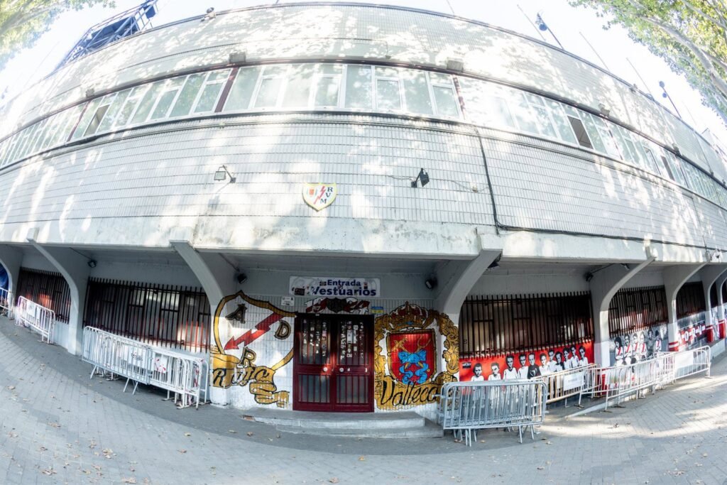 La afición del Rayo impugna ante el TSJM el cierre parcial de Vallecas