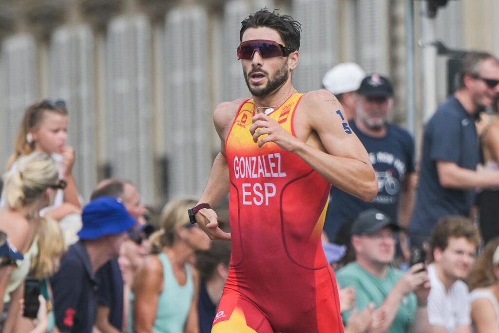 Alberto González vence en la Copa del Mundo de triatlón en Tongyeong